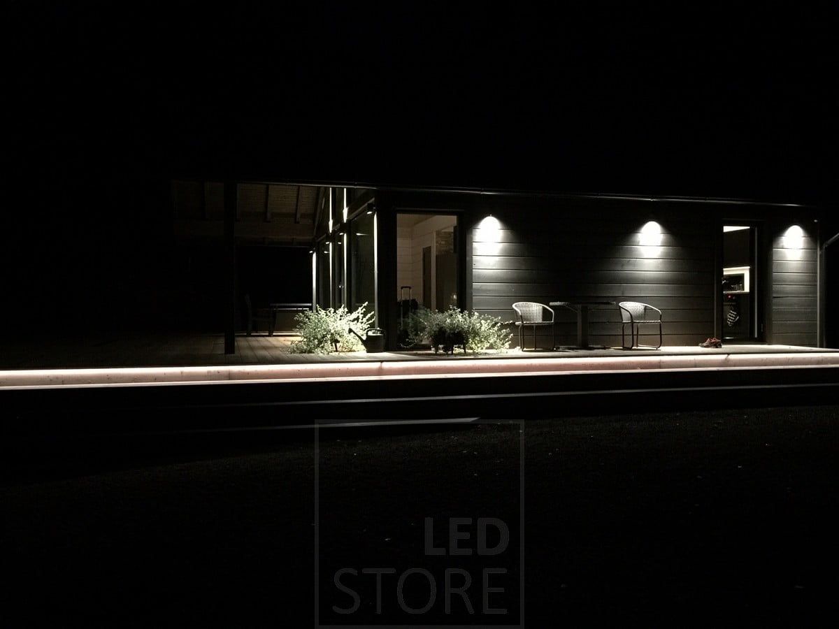 Exterior lighting on the staircase is indirectly illuminated by a LED strip, the high facade is accentuated by bi-directional wall lights. The lower side is illuminated in one direction by versions of the same luminaire. Ledstore.fi