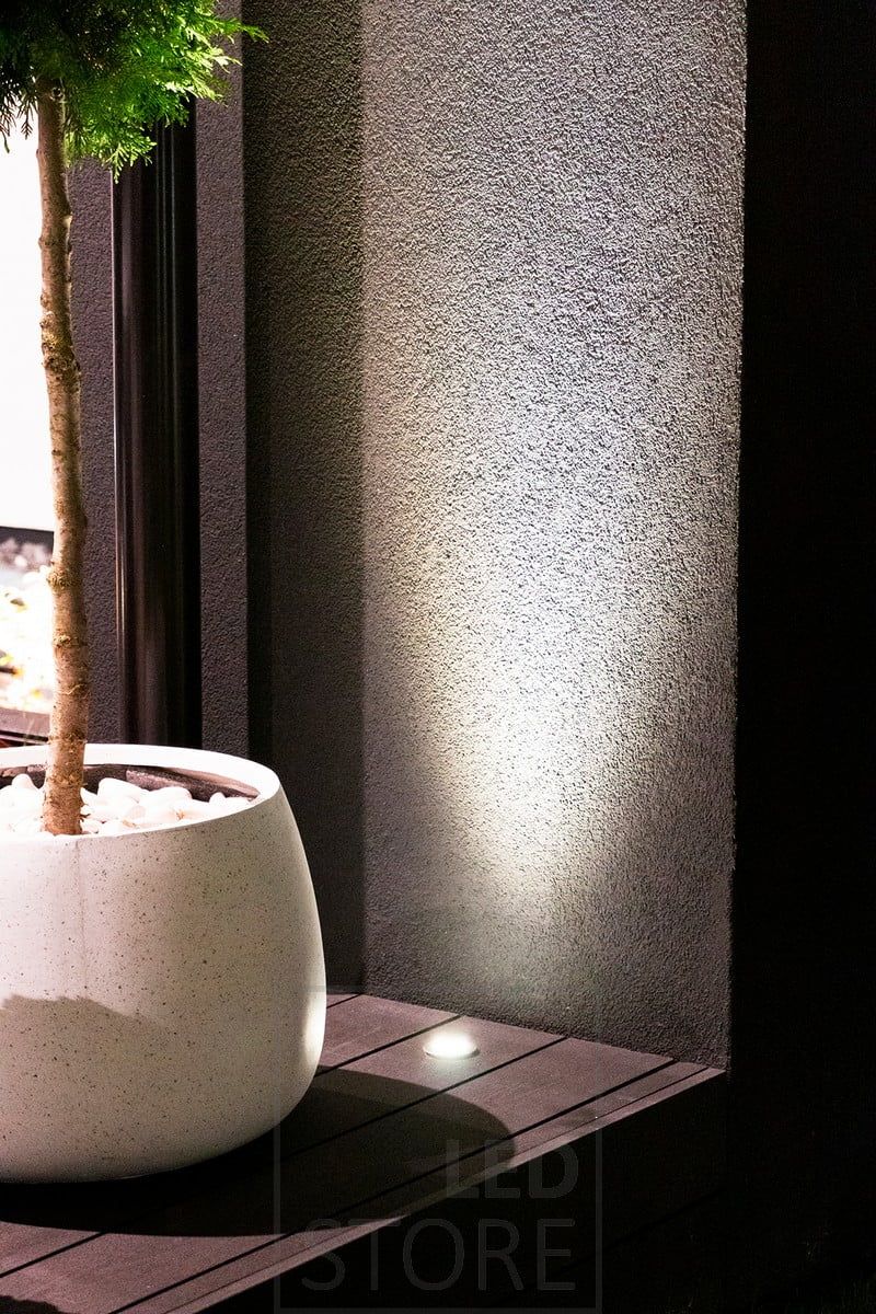 3W patio pot, illuminates from the bottom up and highlights the plant. Upward facing terasse spots should be placed near a reflective surface to avoid glare when passing by. Ledstore.fi
