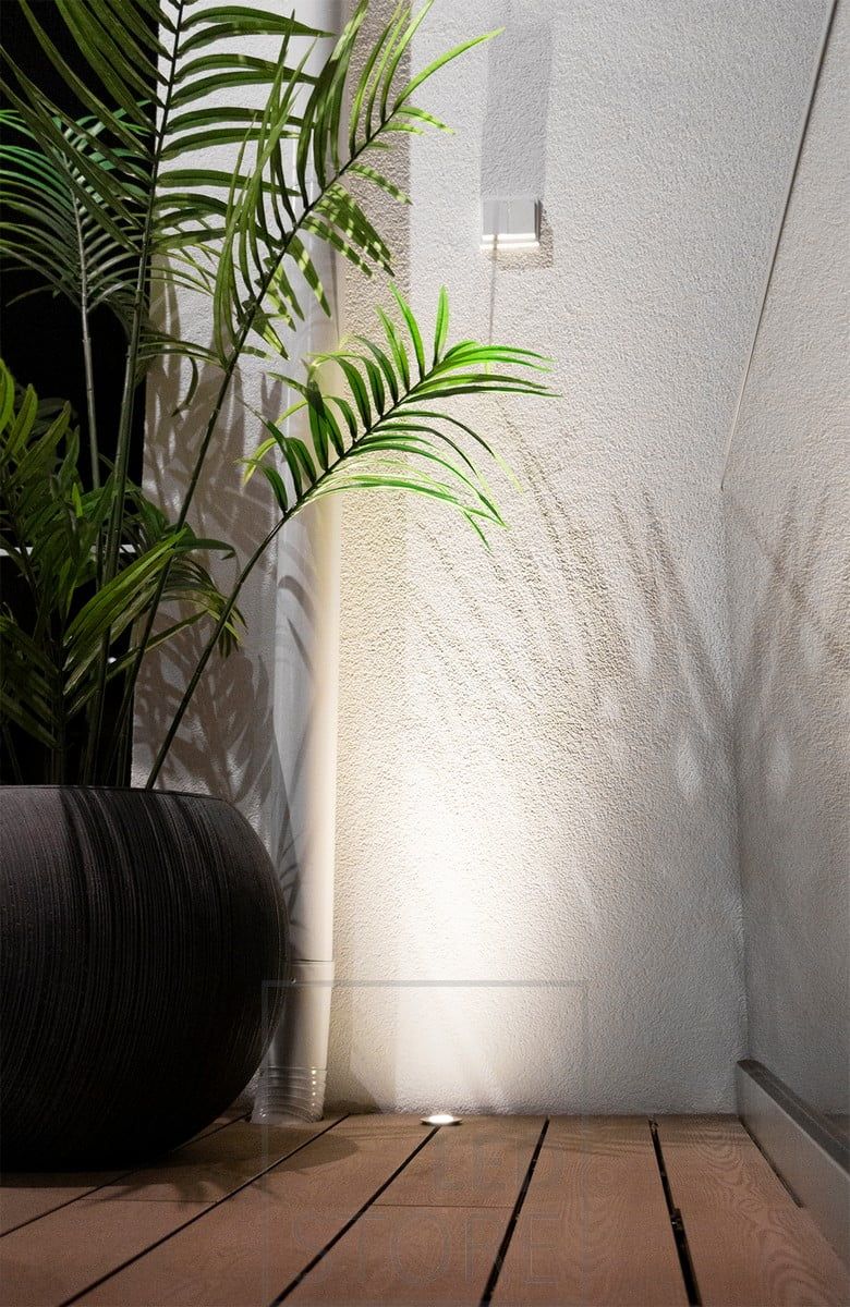 3W patio pot, illuminates upwards through the wall and highlights the plant. Upward facing patio spotlights should be placed near a reflective surface to avoid glare. Ledstore.fi