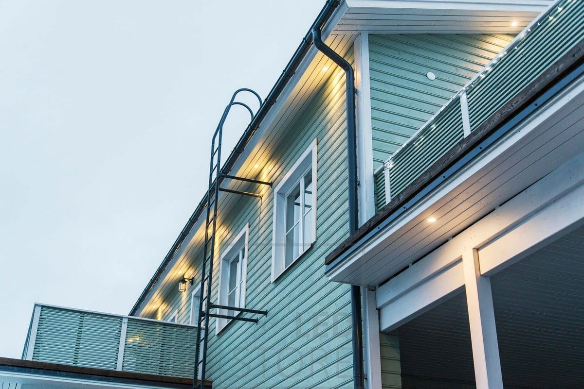 Exterior illumination of the façade by spotlights mounted on a gutter. Ledstore.fi