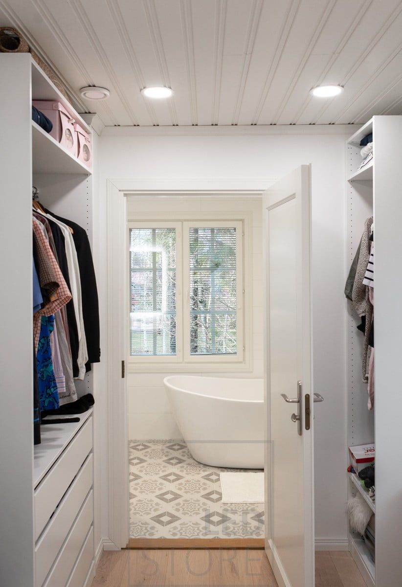 UPPOAVA Plafondi 160 on the ceiling of a wardrobe, providing even, high-quality light. Ledstore.fi