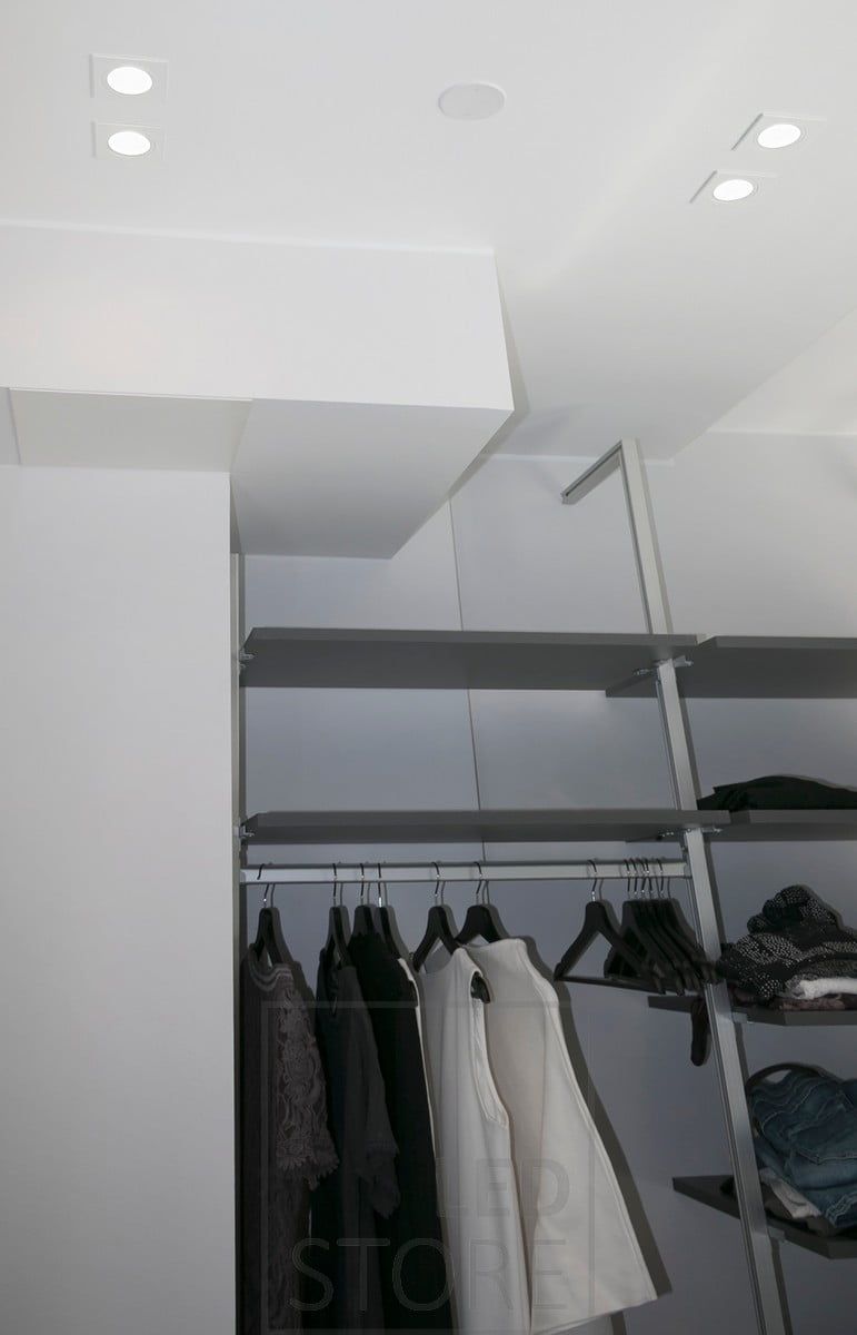 Led CHINESE KANTTI spots in pairs on the wardrobe ceiling. You can find more led lamps in the Ledstore range. Ledstore.fi