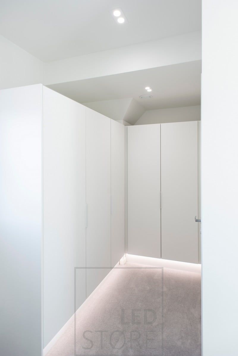 LED strip light in aluminium profile on the plinth illuminating indirect light, TUPLA KANTTI downlights on the ceiling. Ledstore.fi