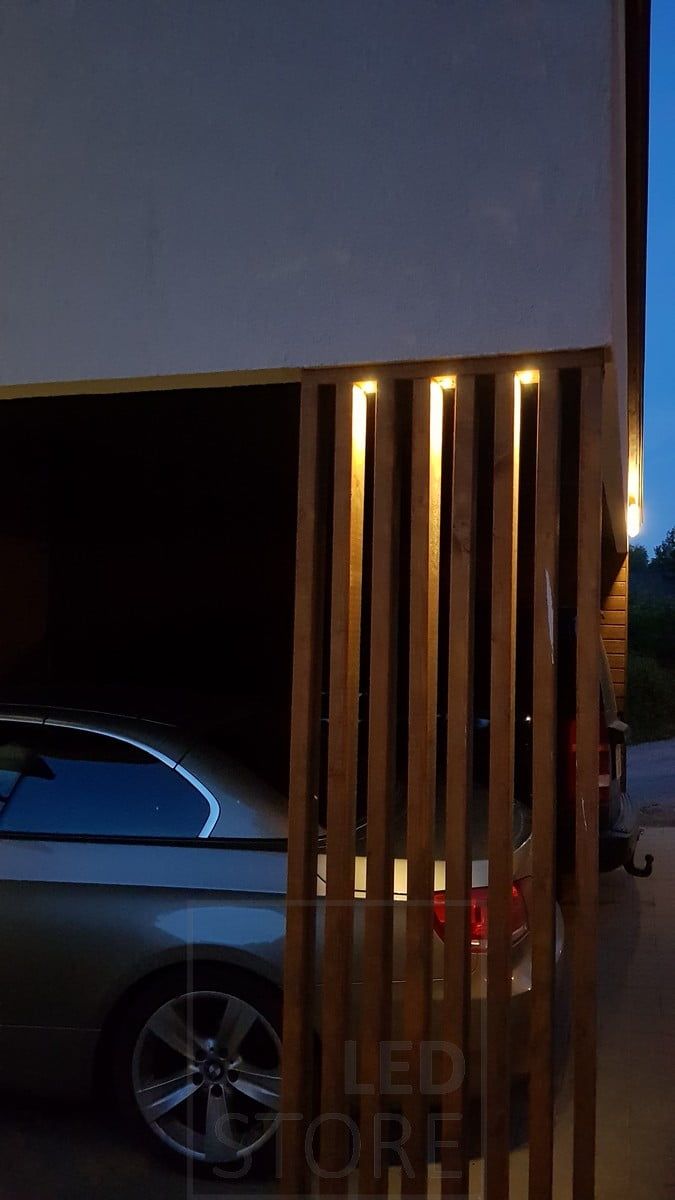 1 watt spotlights illuminating between the cornices and highlighting a detail on the side of the carport. Ledstore.fi