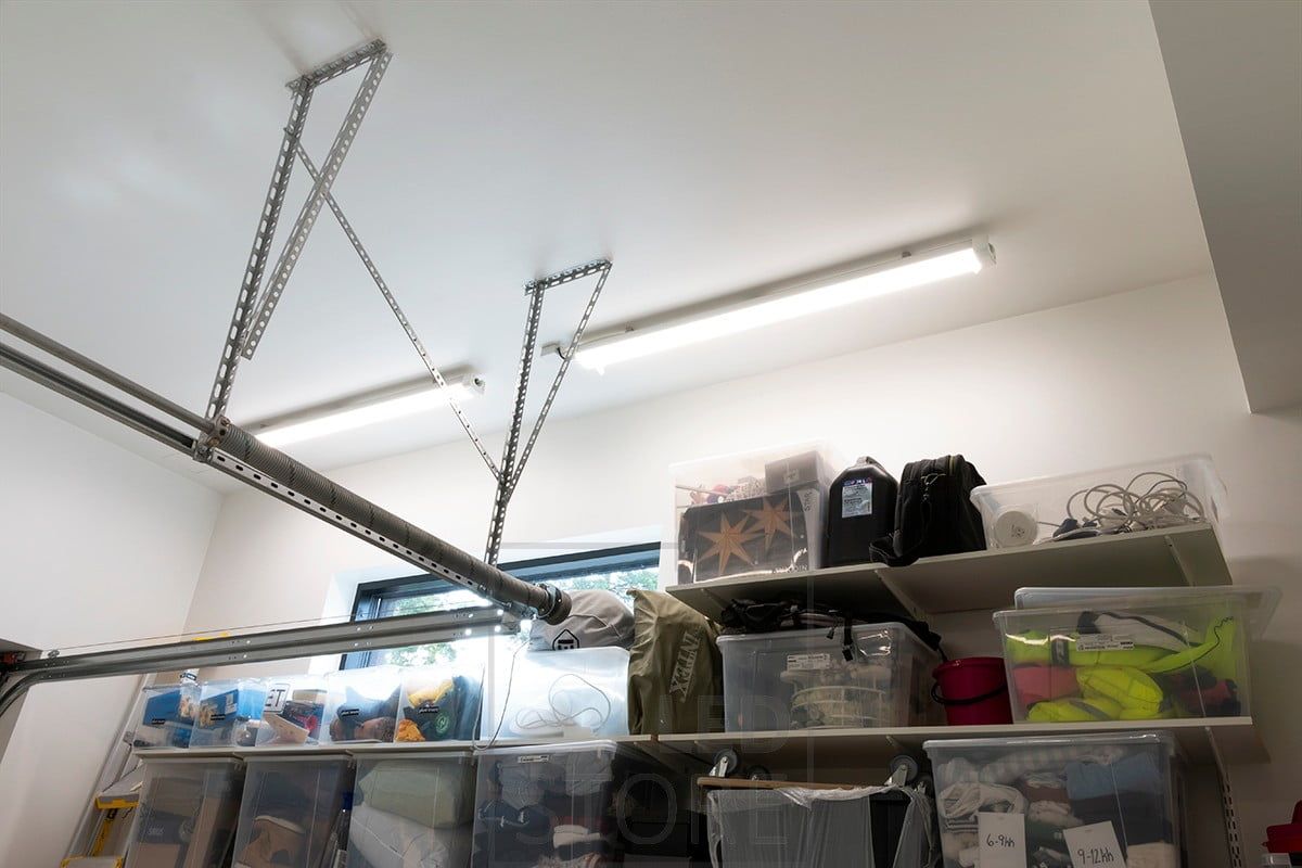 Jana luminaires on the warehouse ceiling effectively illuminating the space. Ledstore.fi