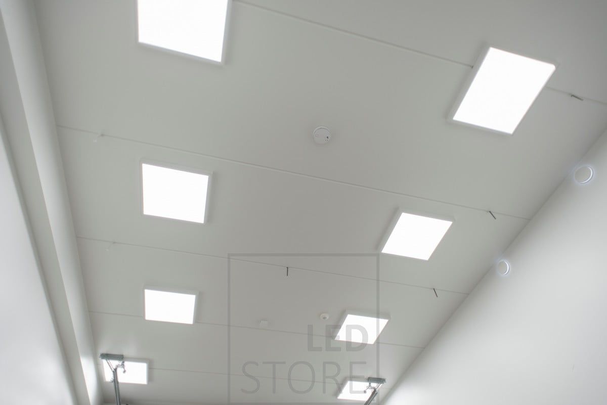 Large 60cmx60cm panels in the ceiling provide efficient and even general lighting in the space. Ledstore.fi