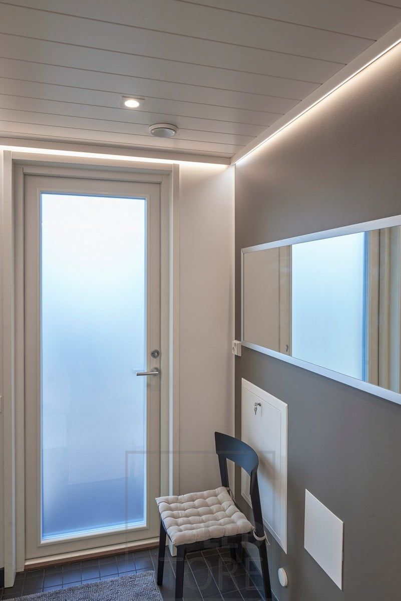 The entrance hall is illuminated with an indirect mood lighting LED strip behind the ceiling and a fixed Kantti spotlight. Ledstore.fi