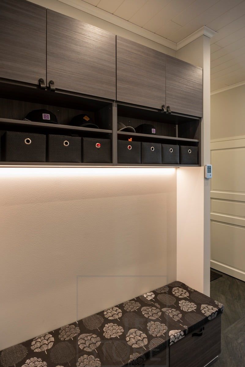Entrance hall light in the bottom of the upper cabinet with LED strip in a low profile above the bench. Ledstore.fi