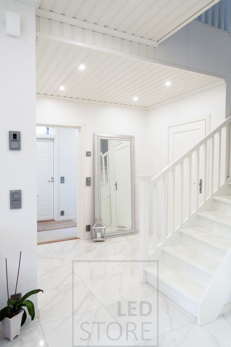Entrance hall lighting with round LED spotlights. Ledstore.fi