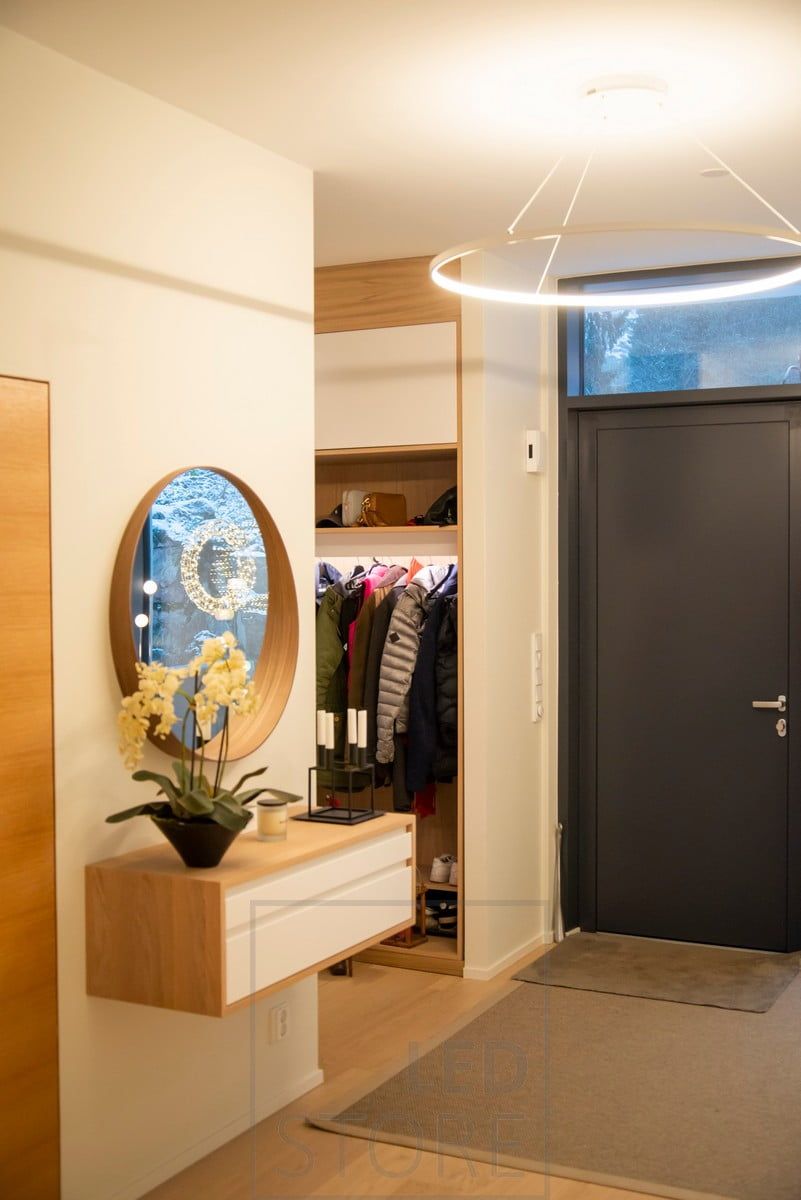 Ceiling light Rinkeli in the hallway, the largest Rinkeli lamp has a diameter of 100cm. The luminaire is minimalist and beautiful and illuminates the space with atmospheric light. Ledstore.fi