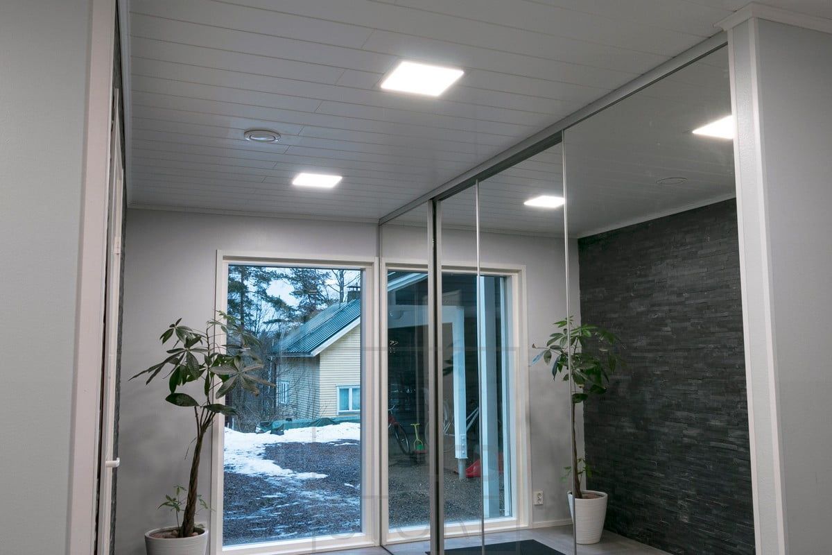 In the hallway UPPOAVA panel 200 lamps. The panels illuminate evenly and the light opens 110 degrees from the luminaire. Ledstore.fi