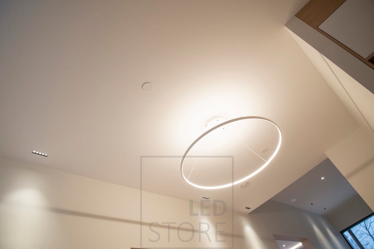 Ceiling light Rinkeli and line 5 lamps on the ceiling of the hallway. The Line 5 next to the wall illuminates with an atmospheric, narrow beam of light. Ledstore.fi