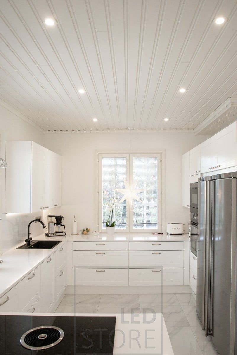 Spotlights on the kitchen ceiling create an even general light in the space. Ledstore.fi