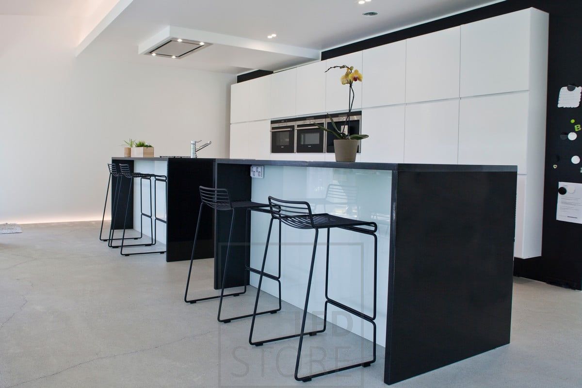 In the kitchen, indirect light in the ceiling and floor. In addition, recessed spots in the ceiling. Ledstore.fi
