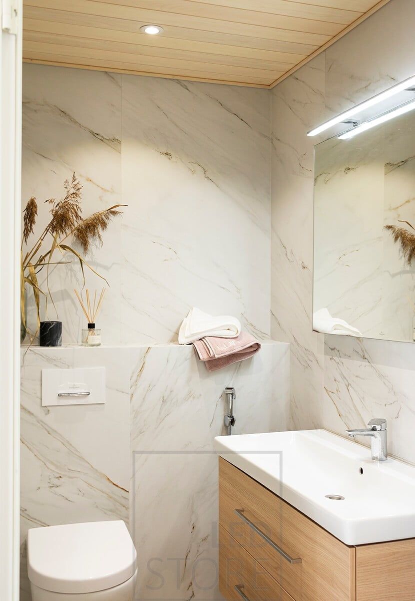 Spot on the ceiling in the bathroom. Placing the spot close to the wall accentuates its light pattern. Ledstore.fi