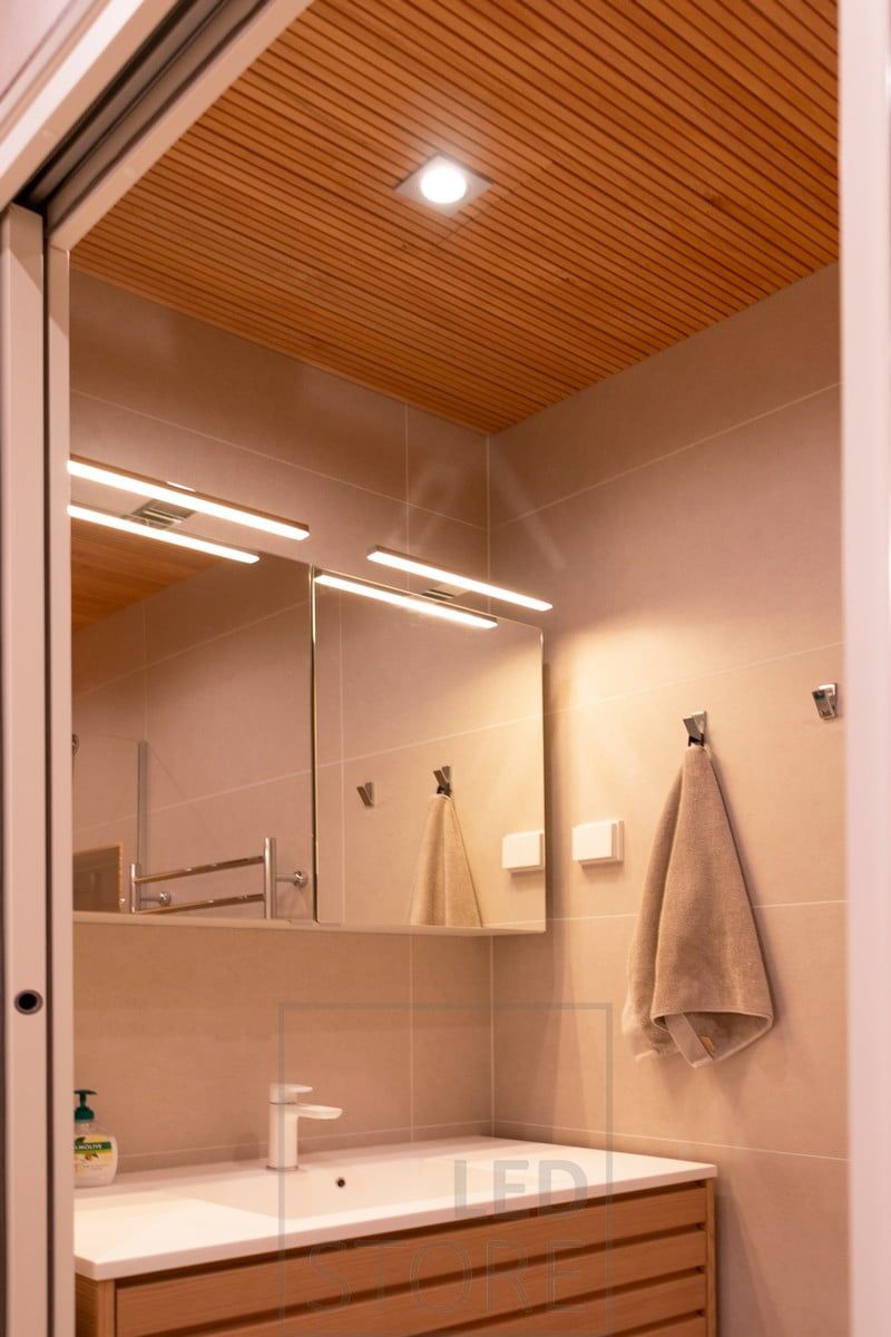 The bathroom ceiling with a CHINESE KANTTI spot in brushed aluminium. Ledstore.fi