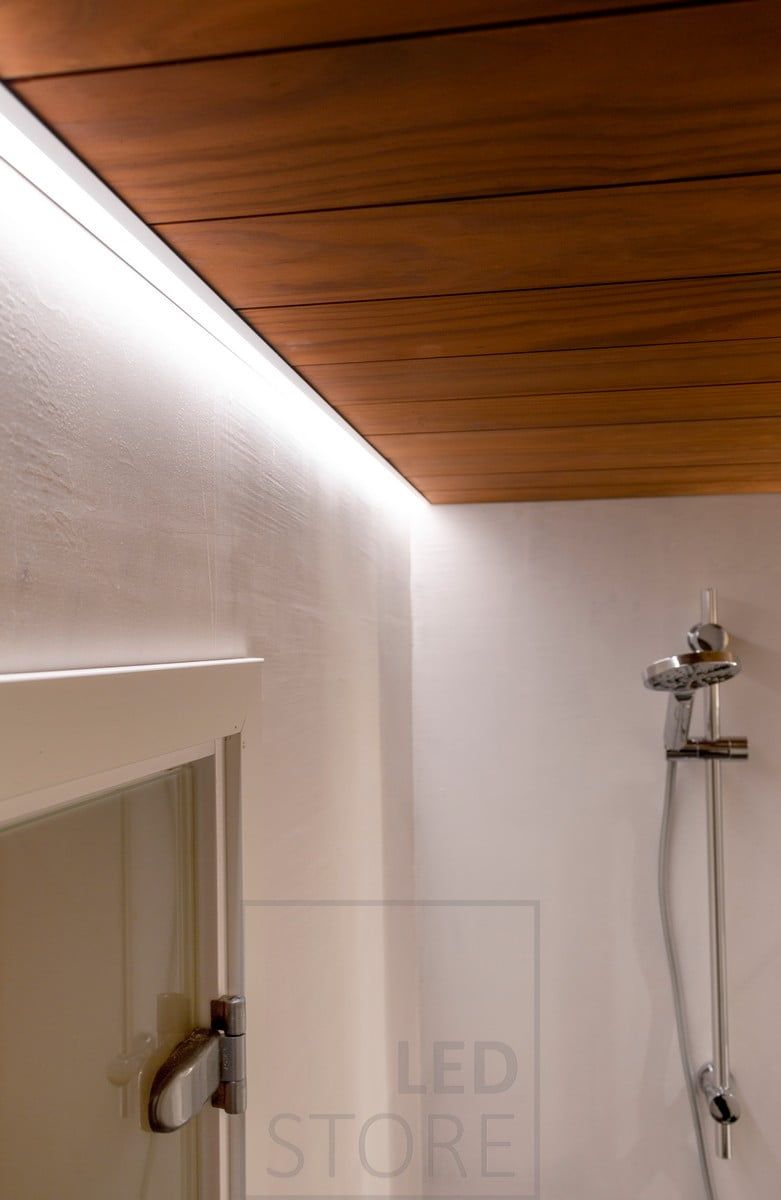 Flush with the ceiling, a led strip on the edge profile illuminates the shower. Ledstore.fi