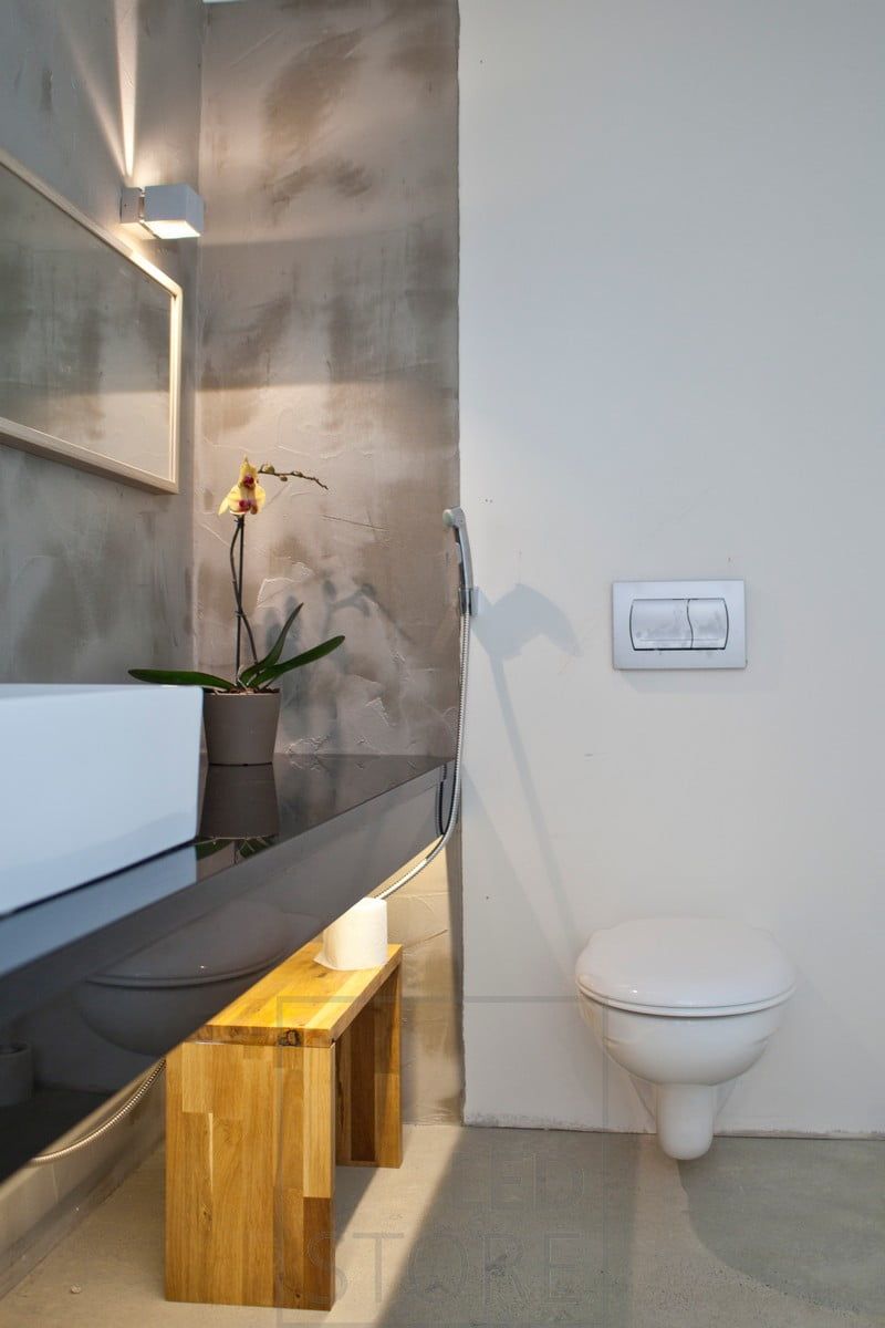 In the bathroom, indirect lighting under the level, which functions both as mood lighting and night lighting, is switched on by a motion sensor. Ledstore.fi