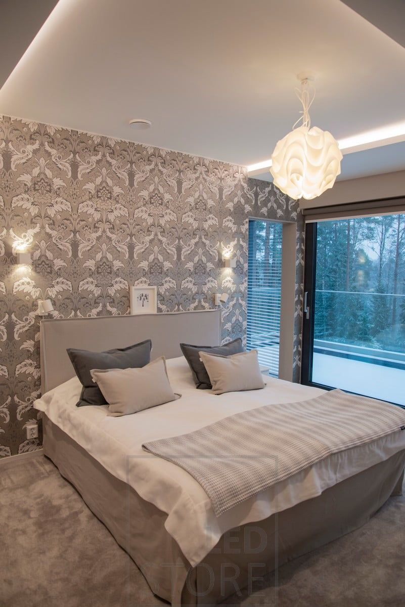 The bedroom has versatile and hotel-like lighting. Indirect lighting, spot lighting and a decorative pendant light in the centre of the room. Wall lamps on both sides of the bed. Ledstore.fi