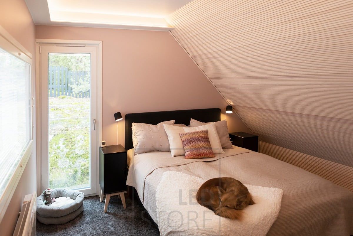 As bedroom lighting in a sloping ceiling with a drop-down clip, the LED strip light illuminates the space well with indirect mood lighting. Ledstore.fi