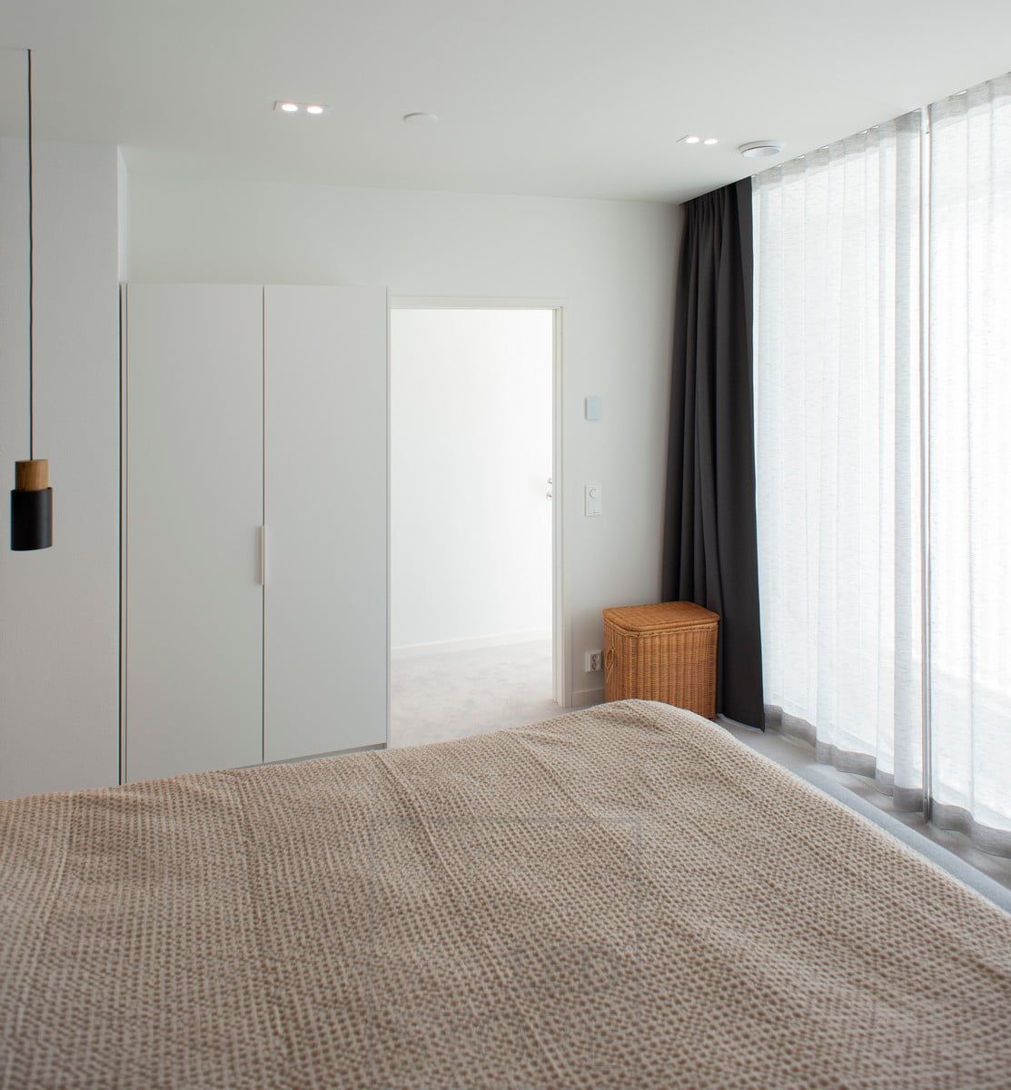 Spotlighting in the bedroom. The spots used are round, white, solid 023 spots. Ledstore.fi