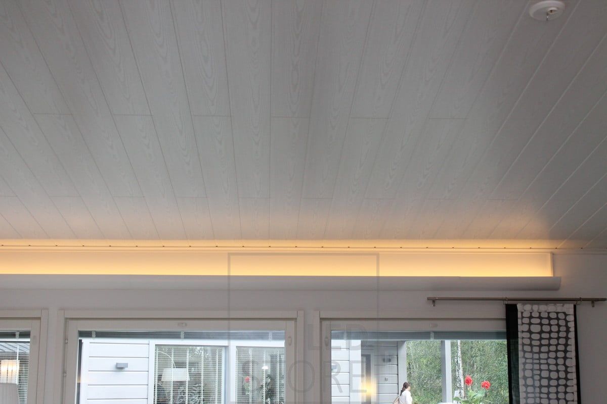 Indirect light directed to the ceiling to create an atmosphere in the living room. The light is a warm 3000K shade, you will also find many other options in our range. Ledstore.fi