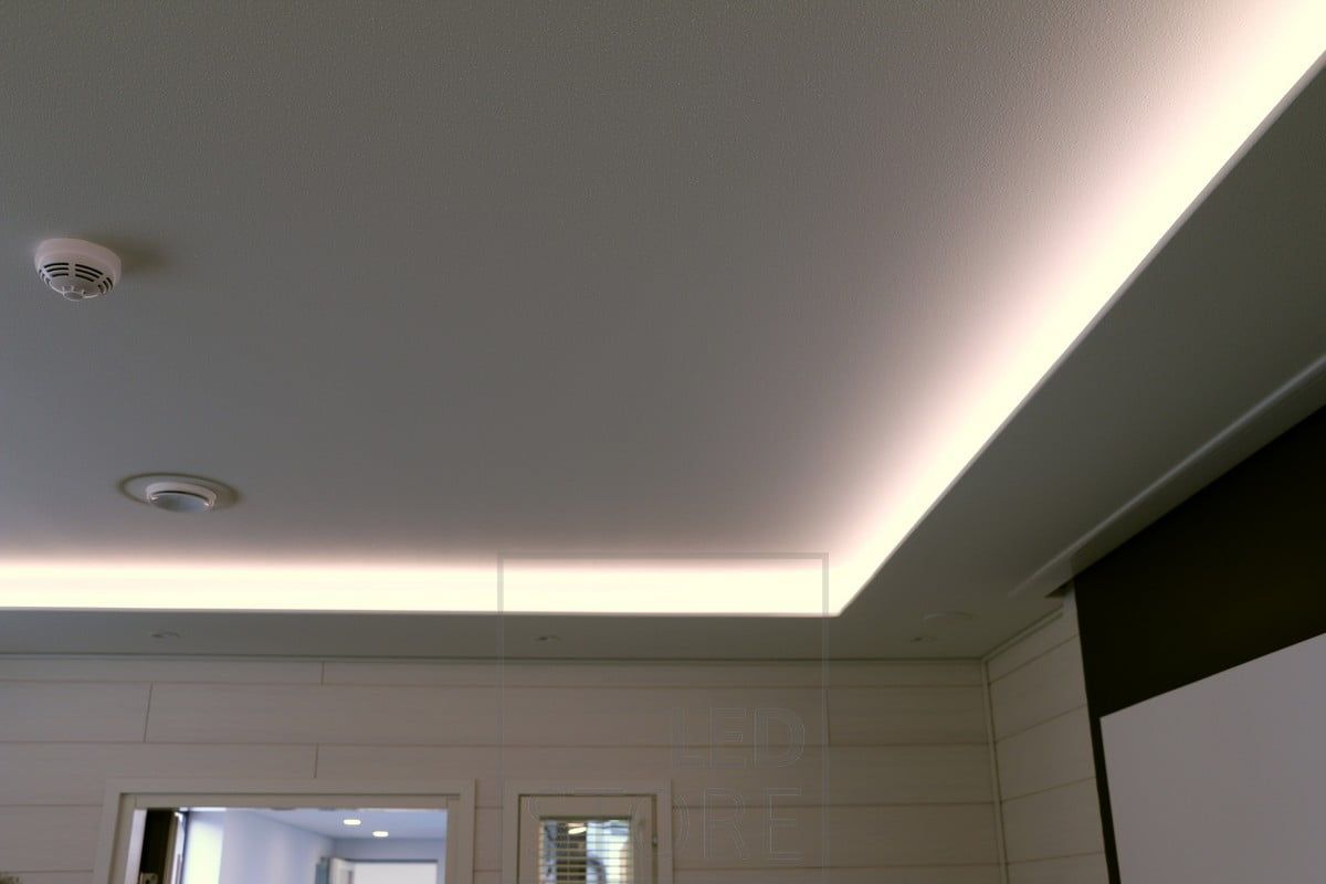 Indirect, soft light from a downlight sash into the living room. The light is atmospheric and not dazzling. When the downlight is on the side of the room, it doesn't flatten the space but makes it feel higher. Ledstore.fi
