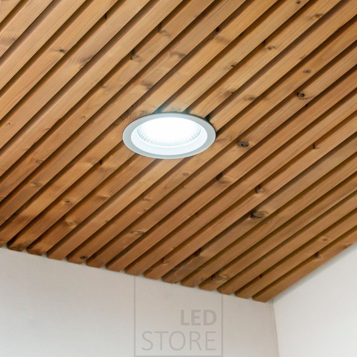 EYE deep-beam illuminator for the skylight. The luminaire produces a high level of light with a range of 7-8m, making it a great choice for high spaces. Ledstore.fi