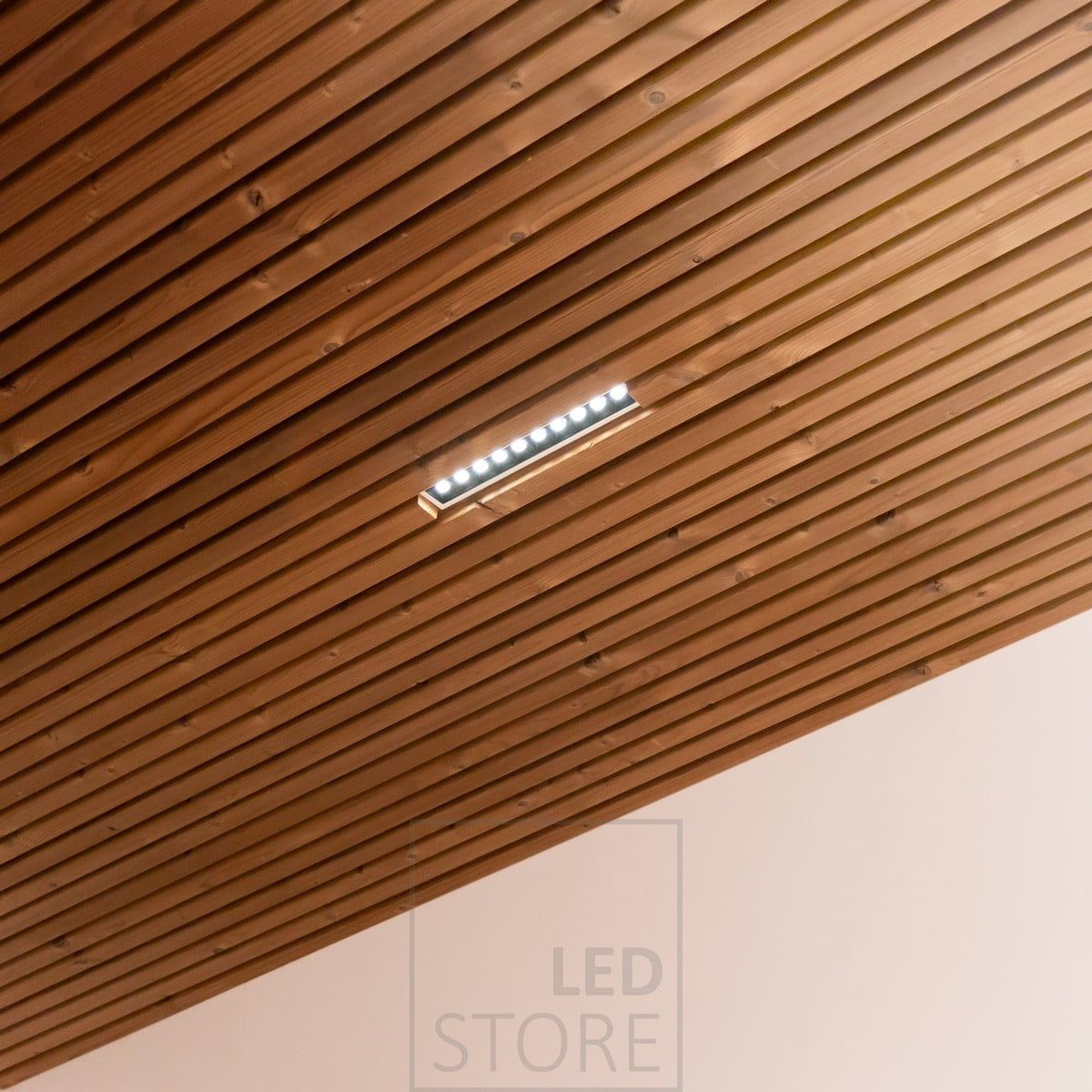 LINJA 10 - the spotlight sinks beautifully into the cornice, creating a narrow-angle general lighting effect in the space. The LED LINJA 10 has a very narrow opening angle of only 15 degrees, so it is typically used in high spaces and to create decorative light, e.g. in front of wardrobes or in corridors. Ledstore.fi
