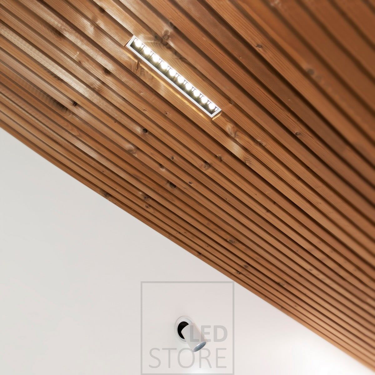 LINJA 10-spot sinks beautifully into the trim ceiling. The LED LINJA 10 has a very narrow opening angle of only 15 degrees, so it is typically used in high spaces and to create decorative light, e.g. in front of wardrobes or in corridors. Ledstore.fi