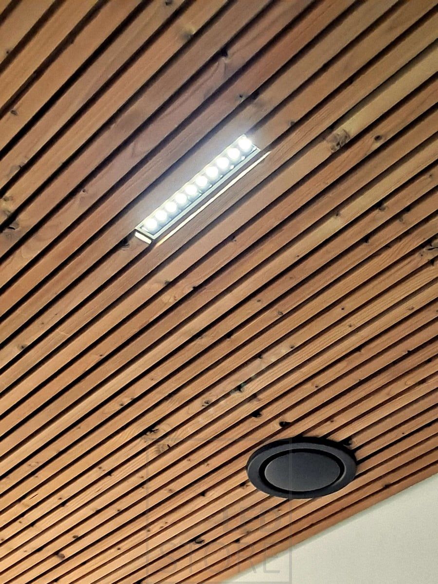 Batten ceiling lighting with LED LINJA 10 spotlights, the luminaire is an efficient 10x2W. LED LINJA 10 has a very narrow opening angle of only 15 degrees, so it is typically used in high spaces and to create decorative light, e.g. in front of wardrobes or in corridors. Ledstore.fi