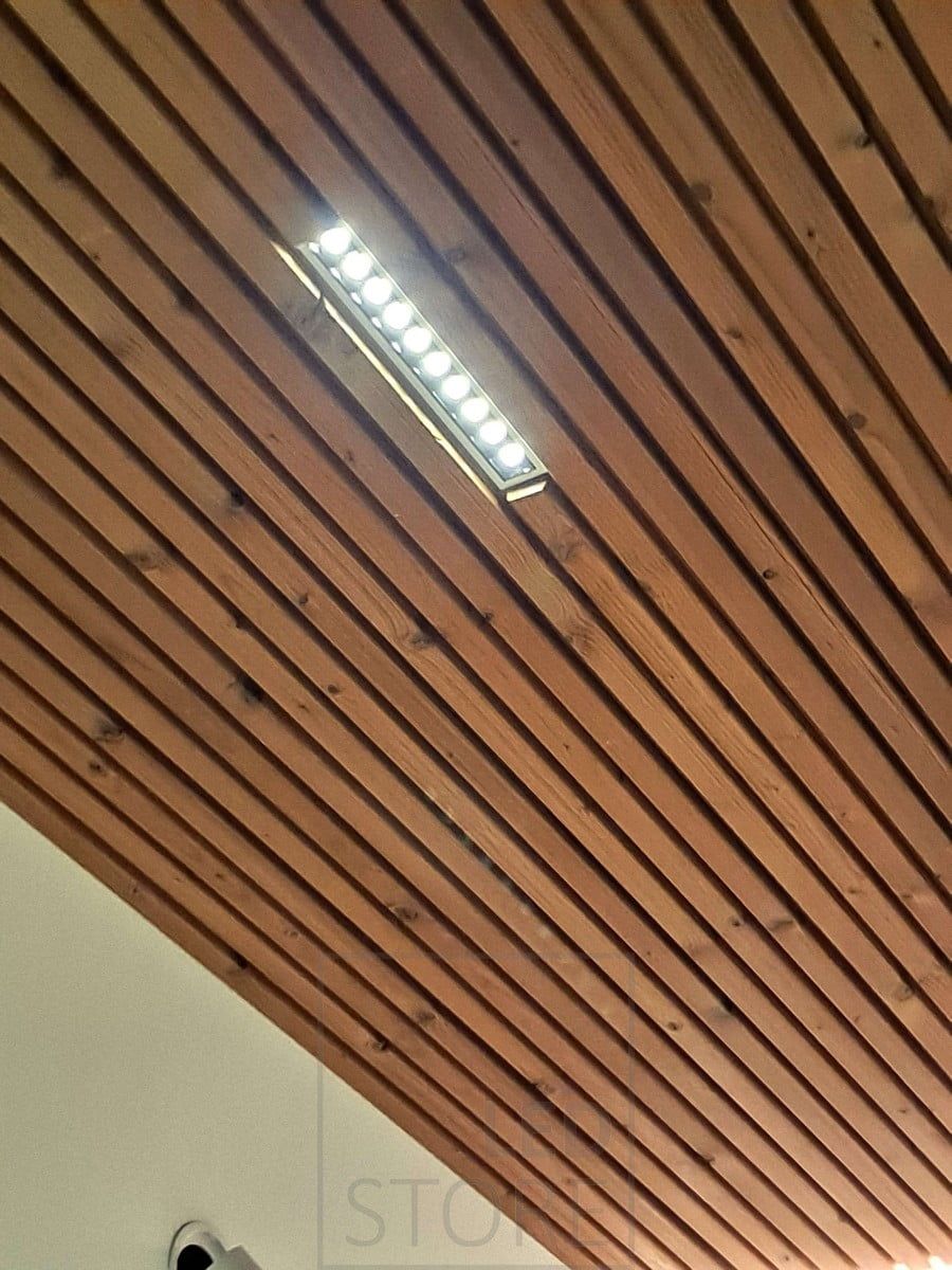 LED LINJA 10 spot for cornice lighting, the luminaire is an efficient 10x2W. LED LINJA 10 has a very narrow opening angle of only 15 degrees, so it is typically used in high spaces and to create decorative light, e.g. in front of wardrobes or in corridors. Ledstore.fi