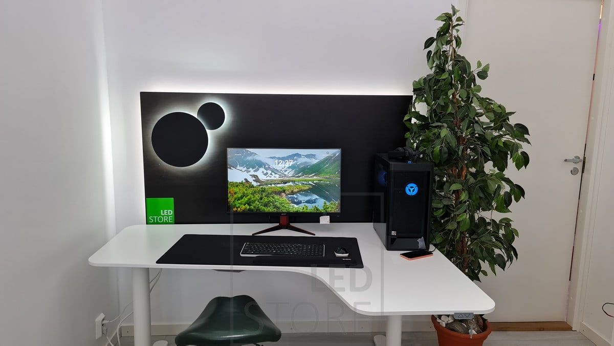 Indirect light at the workstation for pleasant and atmospheric lighting. Behind the black panel is an LED strip and mounted on the panel are two black Eclipse wall lights, both are colour temperature adjustable. You can also find white Eclipse wall lights in our range. Ledstore.fi
