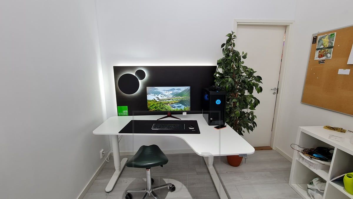 At the workstation, indirect light provides pleasant and atmospheric lighting behind the desk. Behind the black panel is a led strip and mounted on the panel are two black Eclipse wall lights, both are colour temperature adjustable. Ledstore.fi