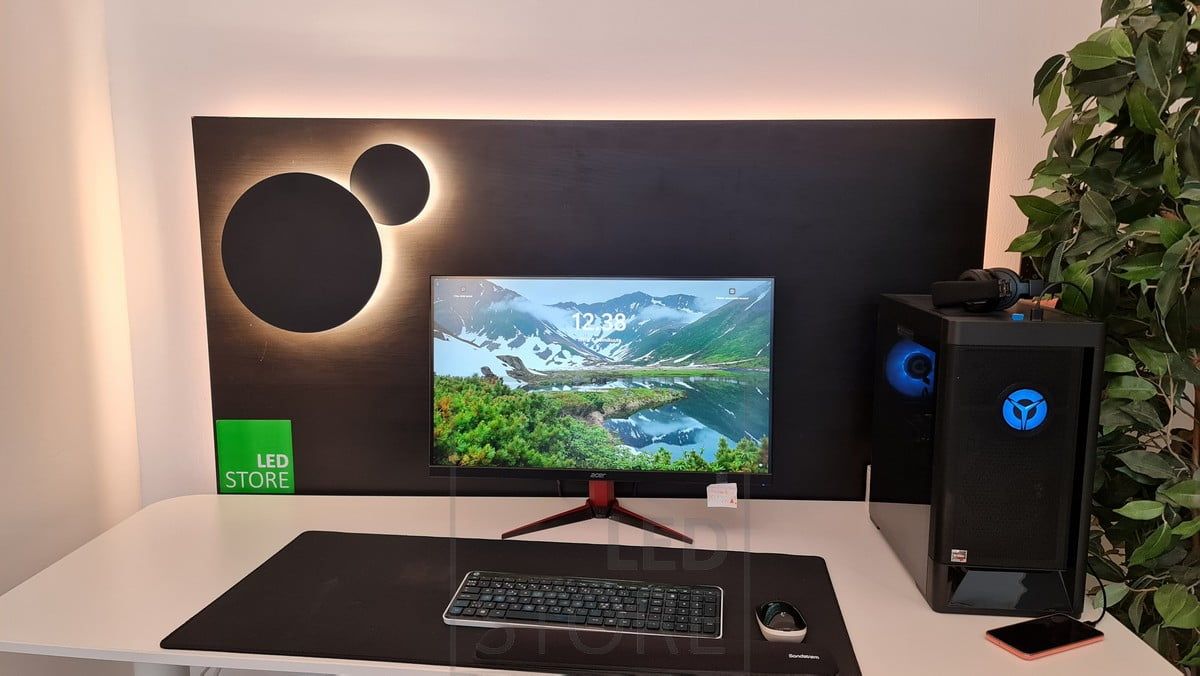 At the workstation, indirect light provides pleasant and atmospheric lighting behind the desk. Behind the black panel is a led strip and mounted on the panel are two black Eclipse wall lights, both are colour temperature adjustable. Ledstore.fi