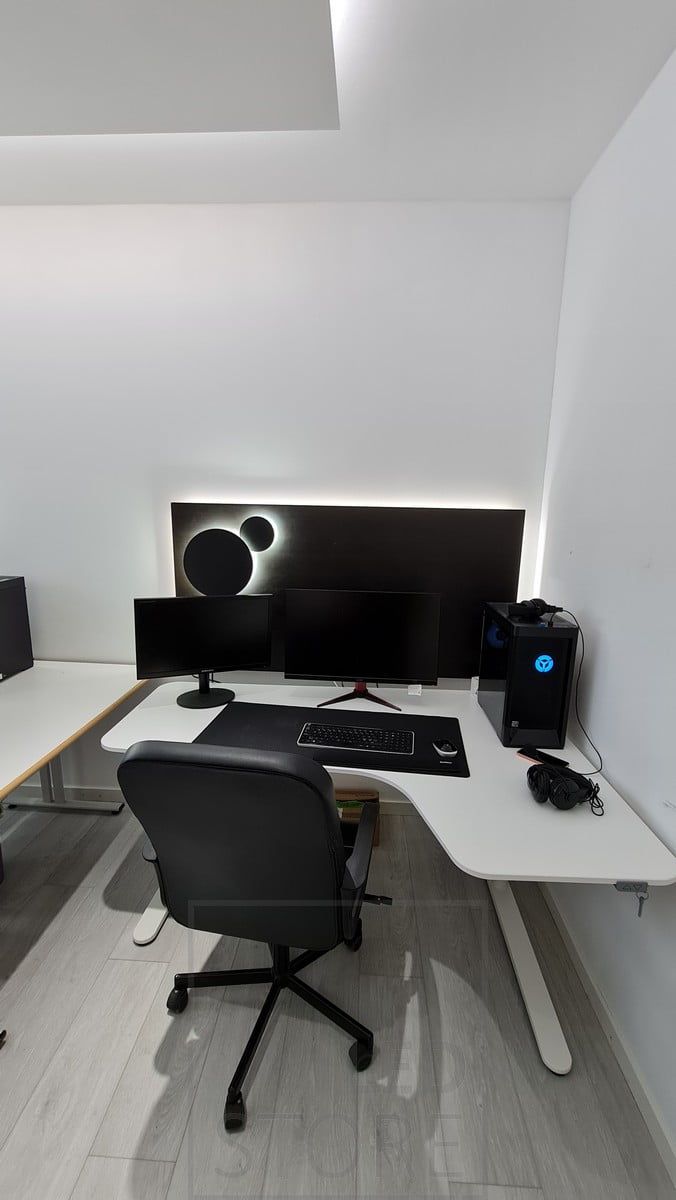 Indirect light on the ceiling and behind the computer in the workspace. The workstation is lit with atmospheric indirect light from an LED strip and Eclipse wall lights. The lighting is colour temperature adjustable. Ledstore.fi