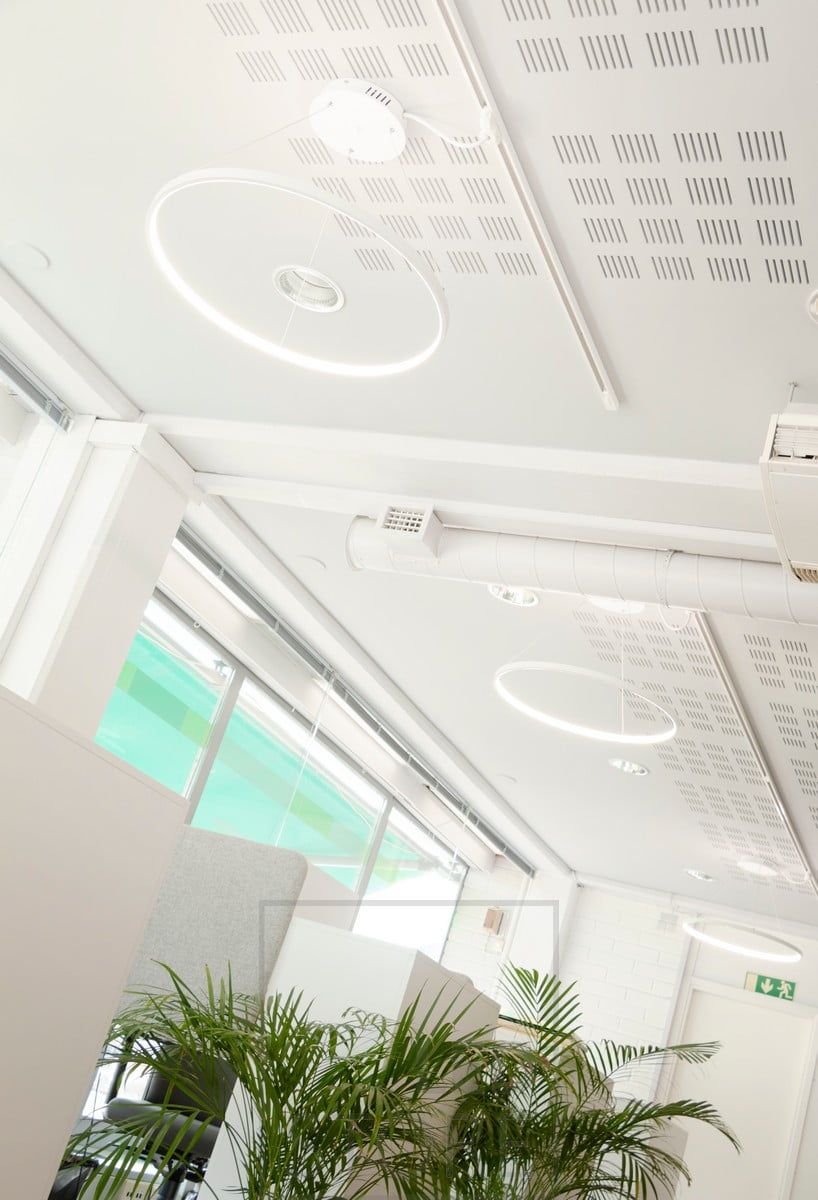 The light from a pretzel lamp is uniform and pleasing to the eye. The luminaire is beautifully minimalist and can be adjusted to the right height by means of cables. Suitable for both home and office. Our range includes three sizes. Ledstore.fi