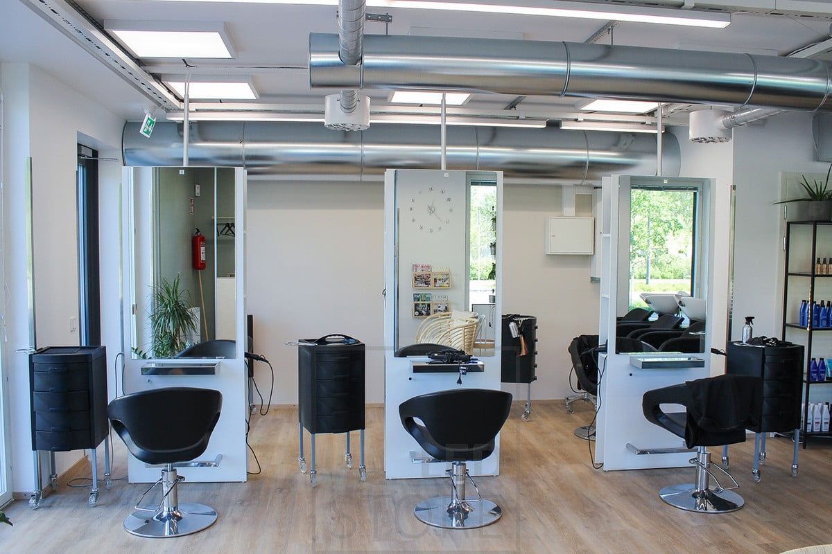 A 600x600 panel on the ceiling of the hairdressing salon to illuminate and create good, even and efficient lighting. The luminaire can either be recessed in the ceiling or surface mounted. The light has an opening angle of 110 degrees, so the light does not leave shadows in the space, but illuminates the entire space evenly. Ledstore.fi