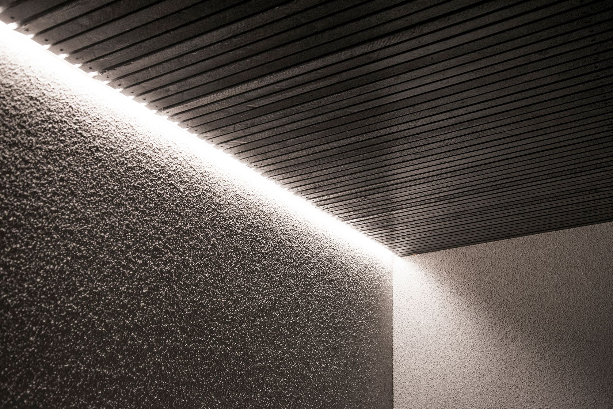 Indirect light on the façade of a house between the roof and the wall, illuminated through the wall. Ledstore.fi