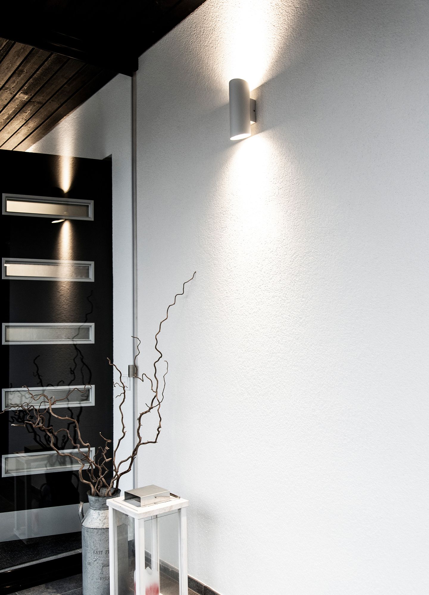 Bidirectional outdoor luminaire Viisto in white. Also available in black and as a one-way version. Ledstore.fi
