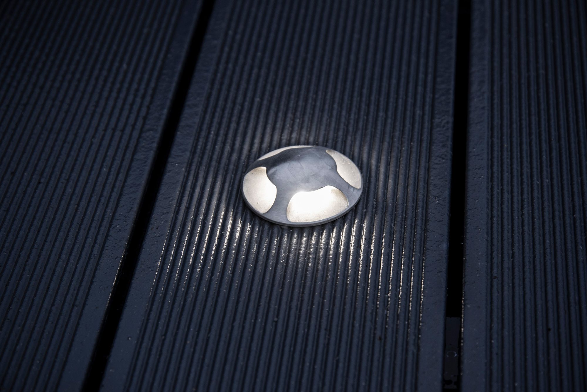 The lighting is directed horizontally in four directions from the opening in the luminaire cover, so this luminaire is ideal for lining walkways. Resistant to seawater and overturning. Ledstore.fi