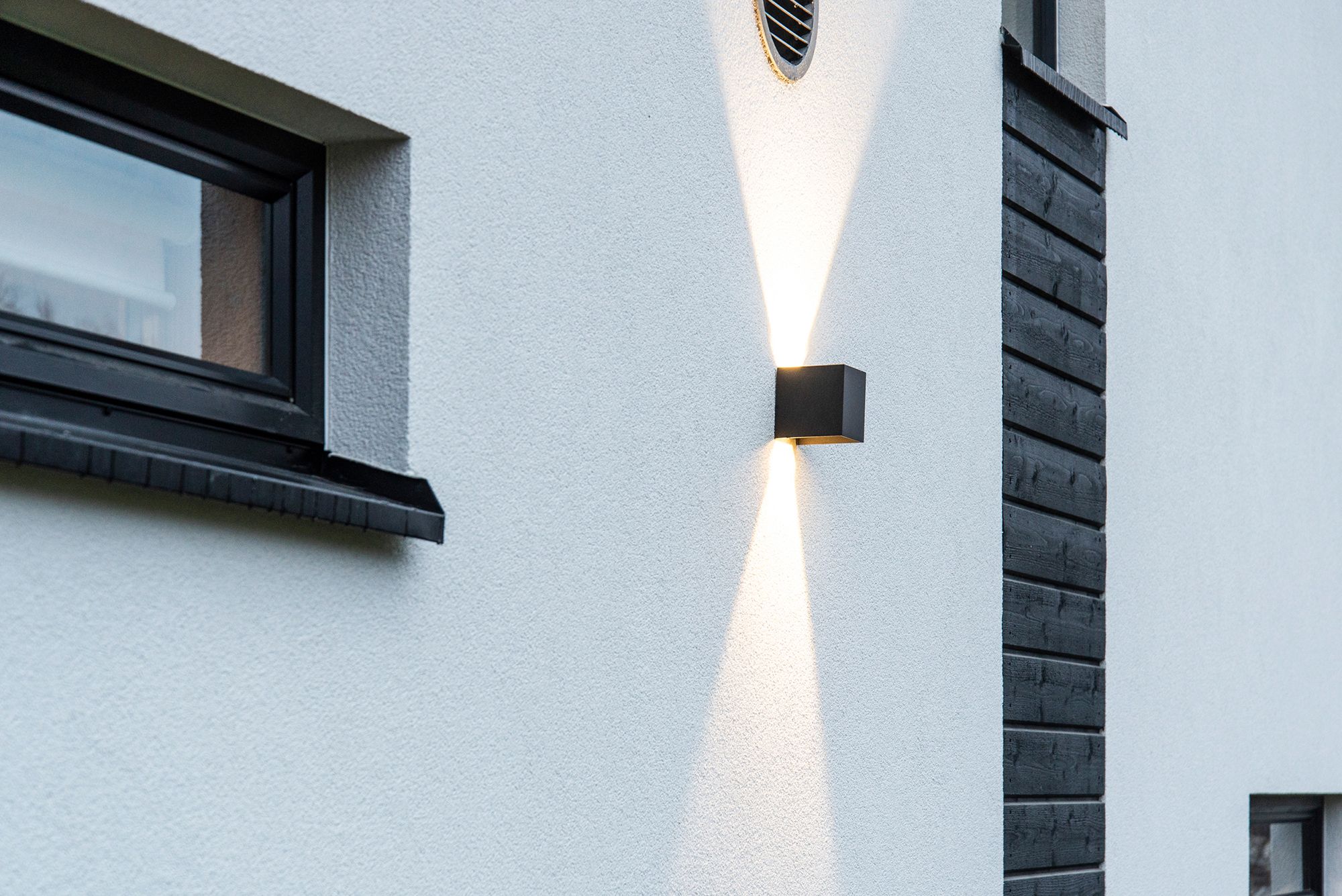 FUNK wall lamp with aluminium body, painted in matt black. Dimmable and with adjustable light opening angle. The luminaire illuminates in two directions, highlighting the façade. Ledstore.fi