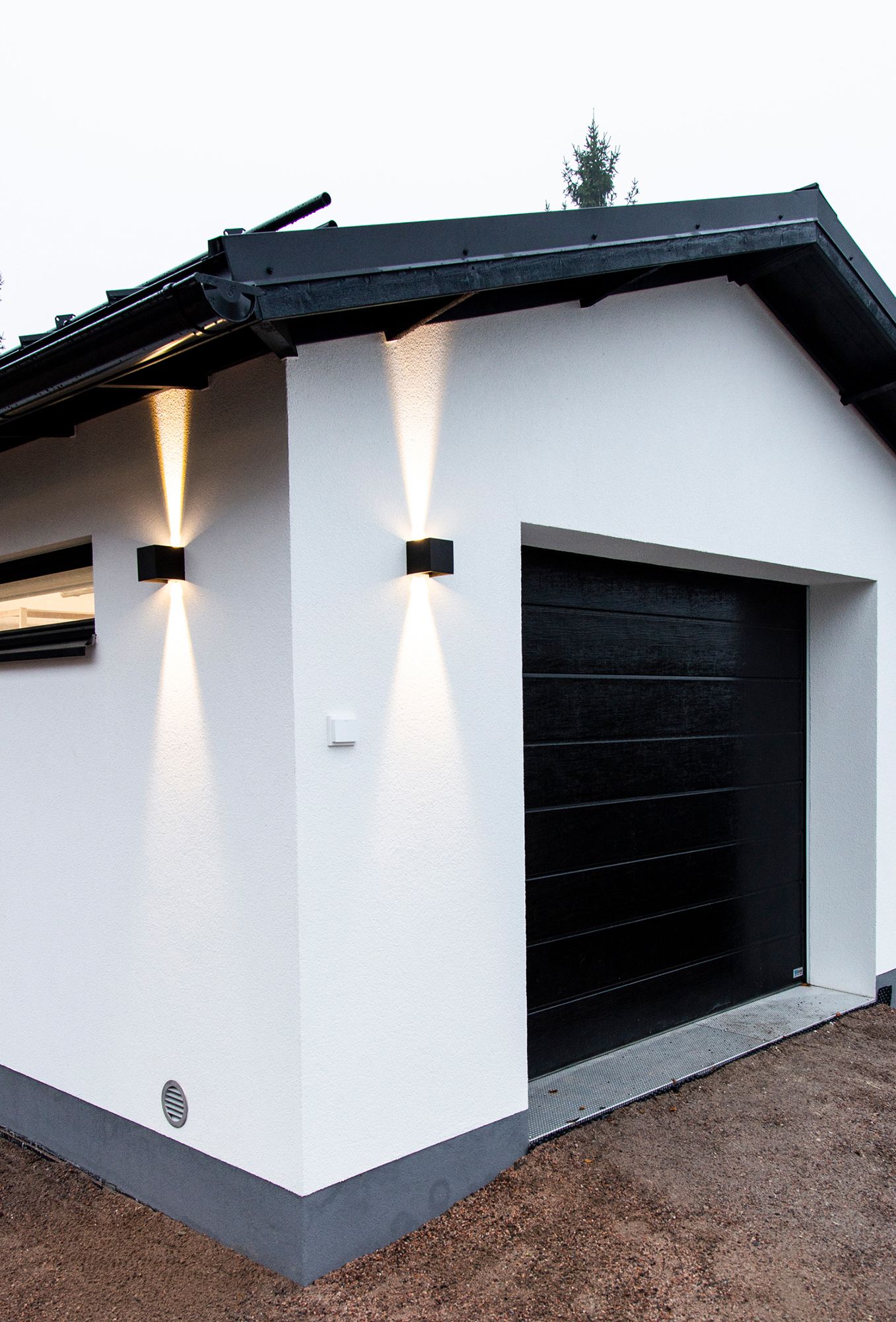 Black bi-directional FUNK wall light for the garage facade. The dimmable, black led FUNK luminaire allows you to adjust the angle of the light using the wings on the luminaire. This simple luminaire looks great in high spaces, corridors, staircases, exterior walls and terraces. The luminaire is moisture-proof to IP65 and is suitable for both indoor and outdoor use. Also available in white. Ledstore.fi