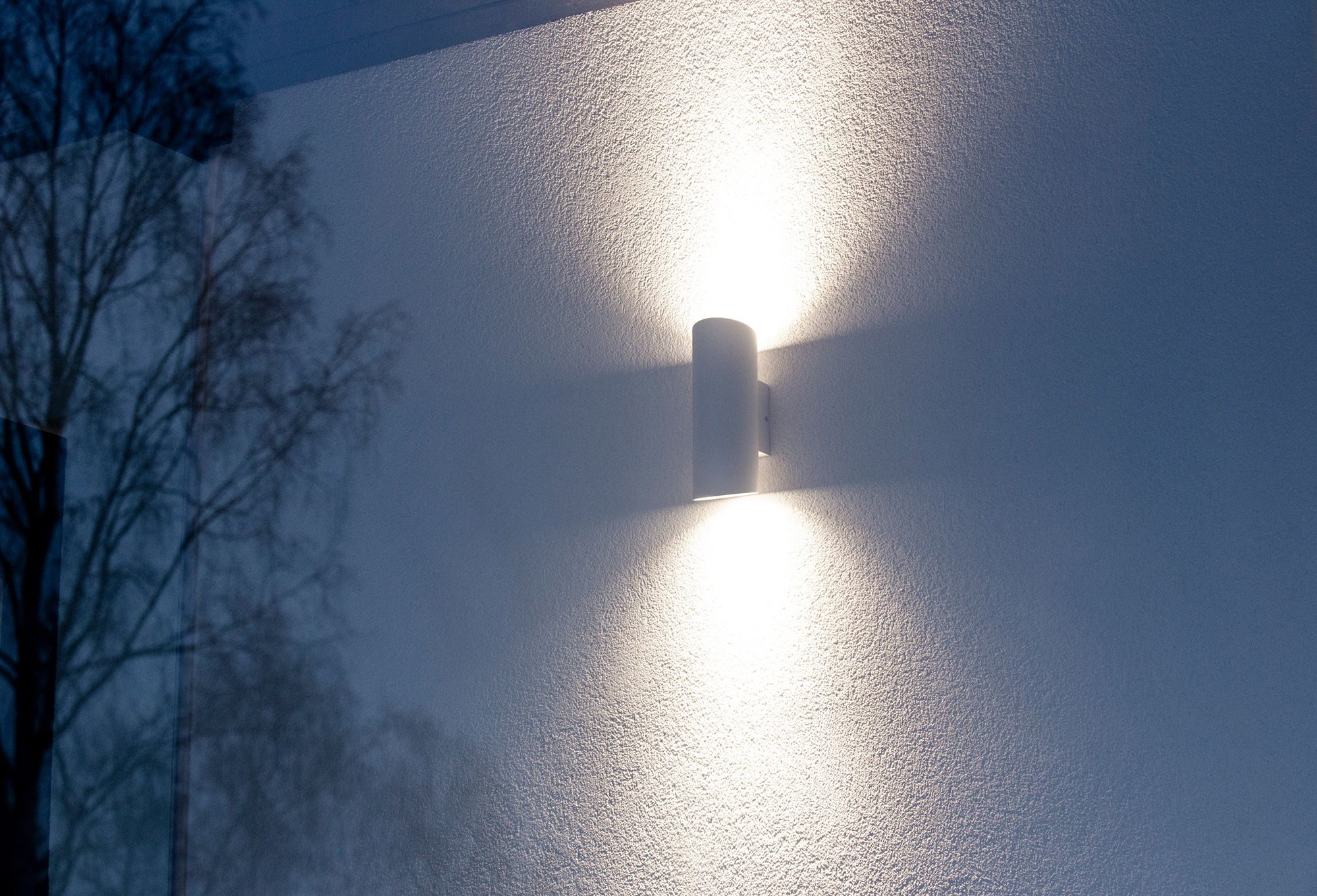White, bi-directional Viisto wall lamp. Also available in black. Led wall VIISTO is a modern, durable and simple outdoor luminaire. VIISTO forms a beautiful light pattern on the wall. Ledstore.fi