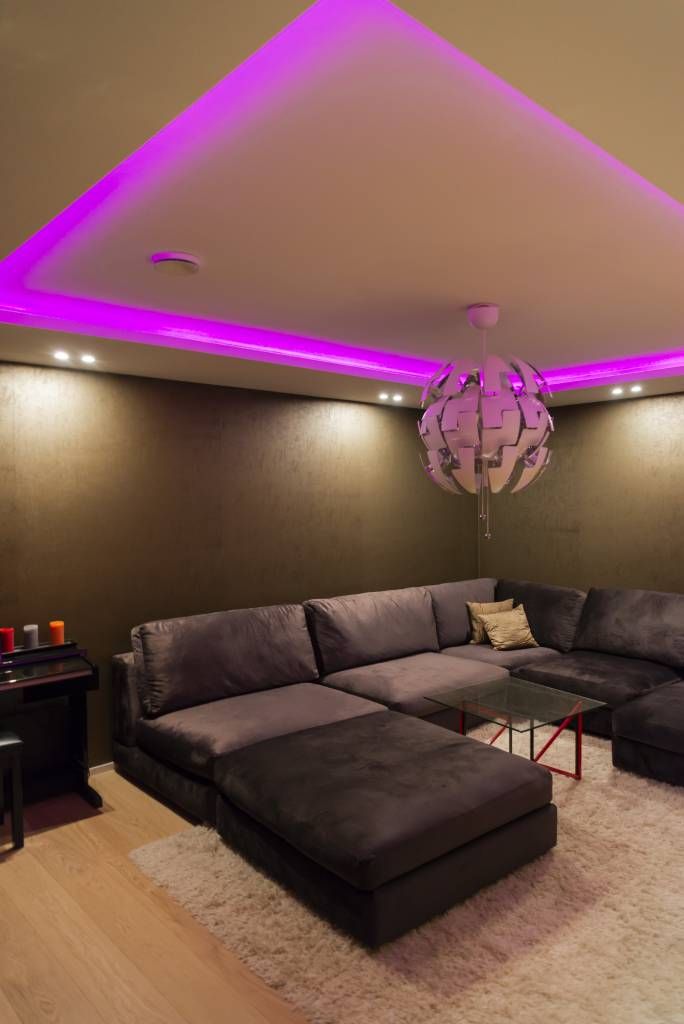 Indirect RGB-led strip lighting in the cinema room, circulating the room in a downlighting clip. © LedStore