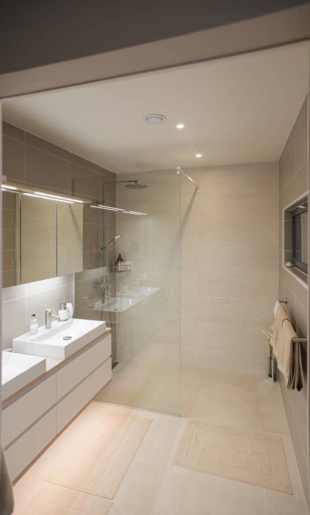 Mirror cabinet lighting is supplemented by an indirectly illuminated LED strip under the level and spotlights as general lighting. © LedStore