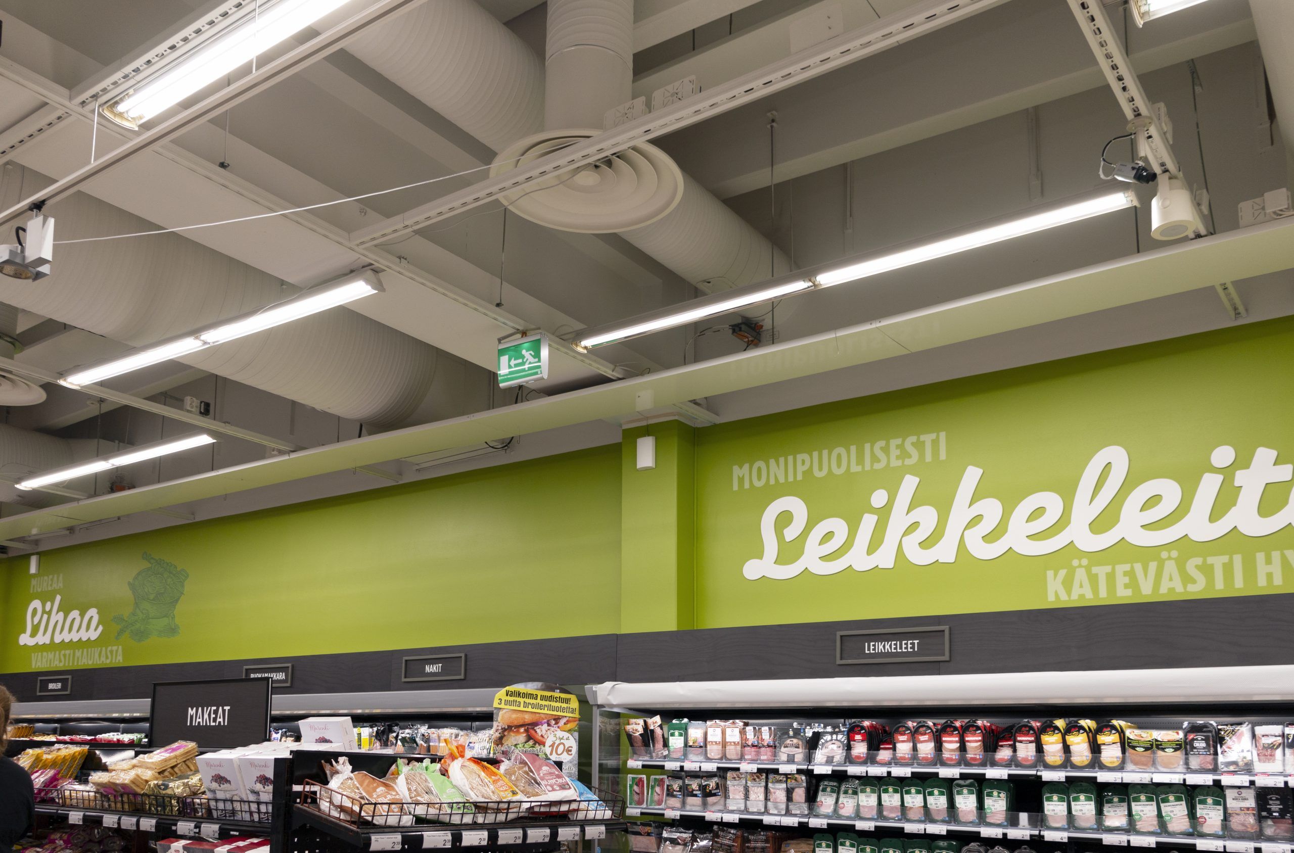 Pleasant, efficient and uniform lighting in a grocery store with LED fluorescent tubes. Ledstore.fi