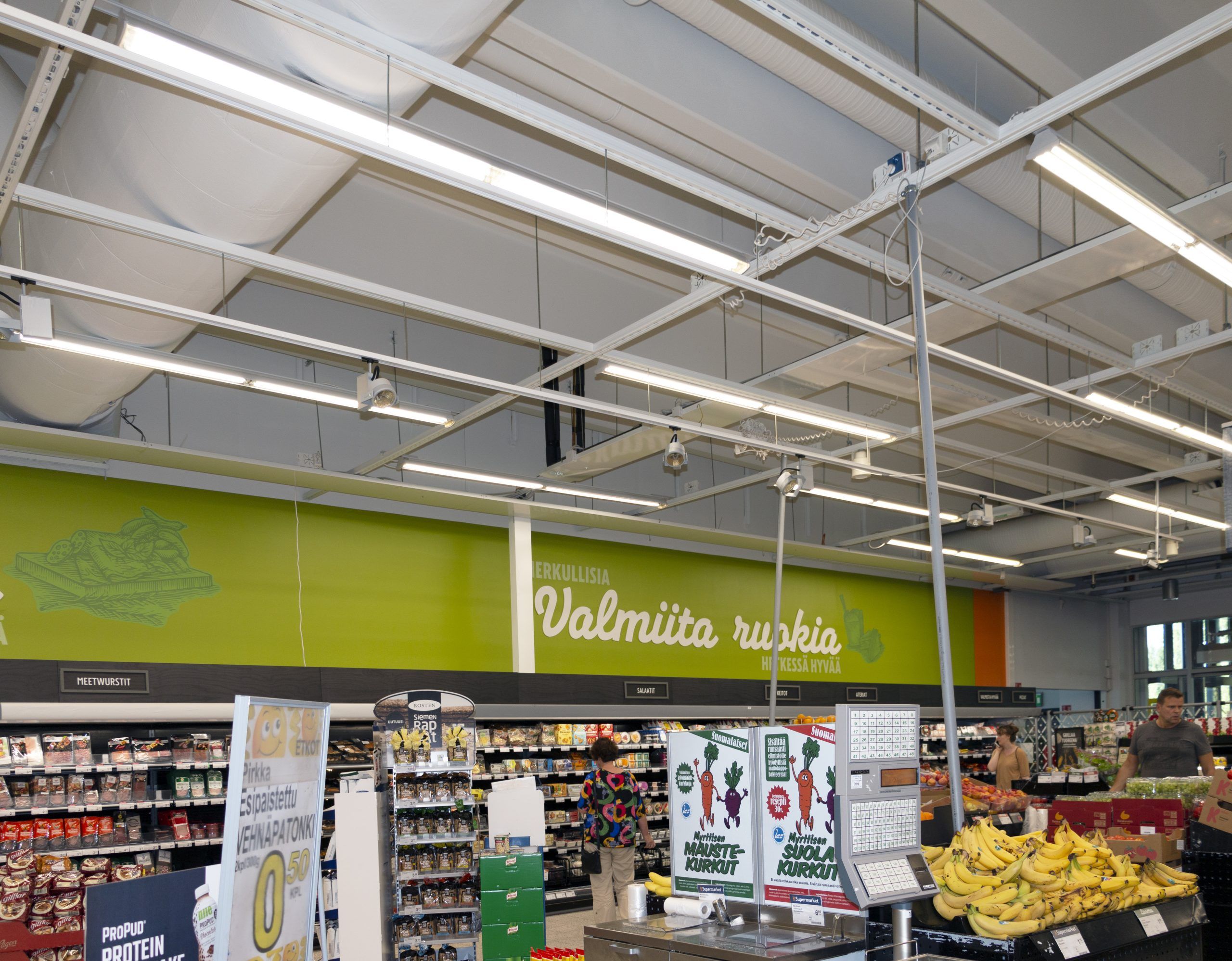 Pleasant, efficient and uniform lighting in a grocery store with LED tubes. Ledstore.fi