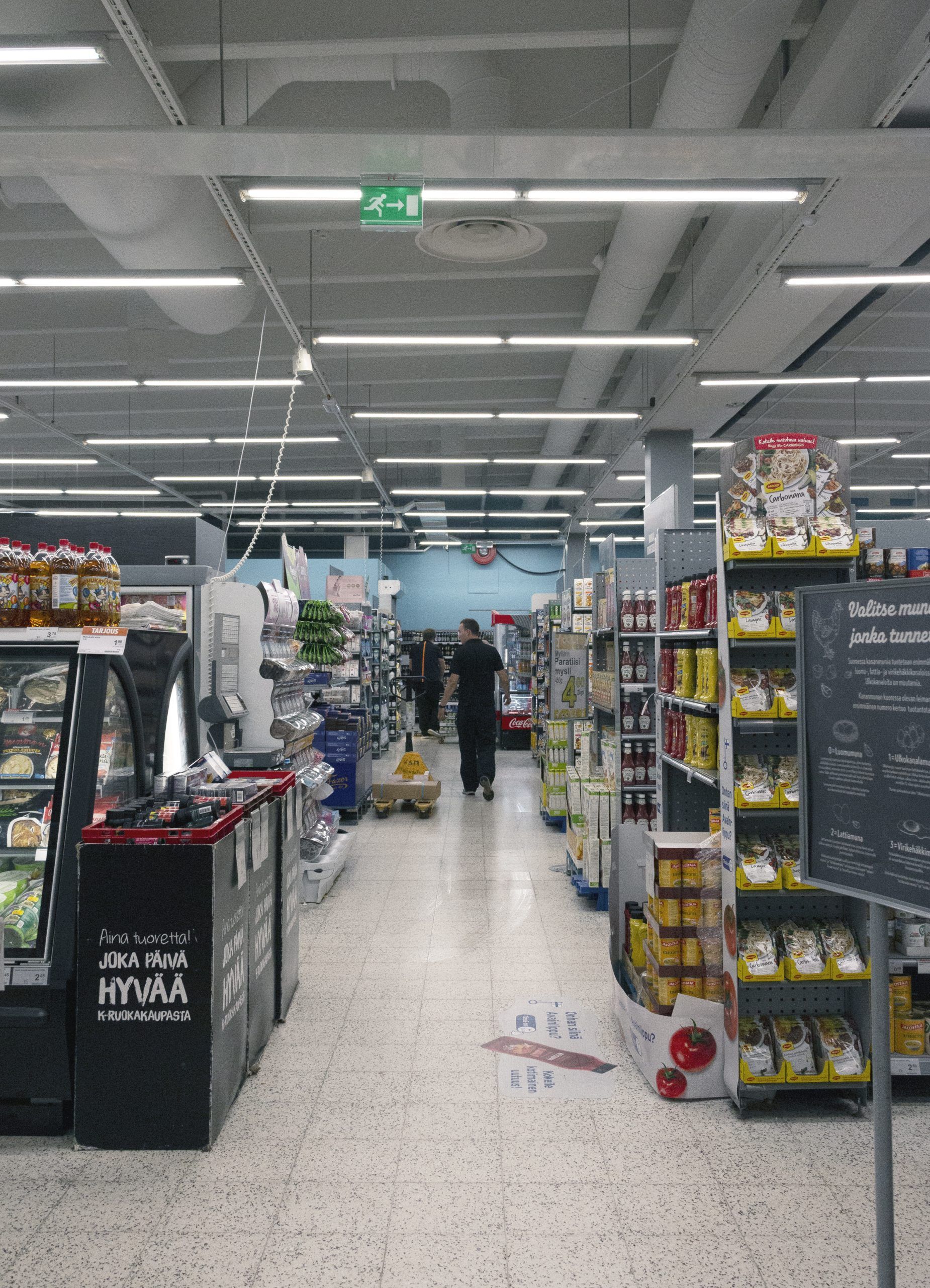 Led fluorescent tubes efficiently and evenly illuminate your grocery store. Ledstore.fi