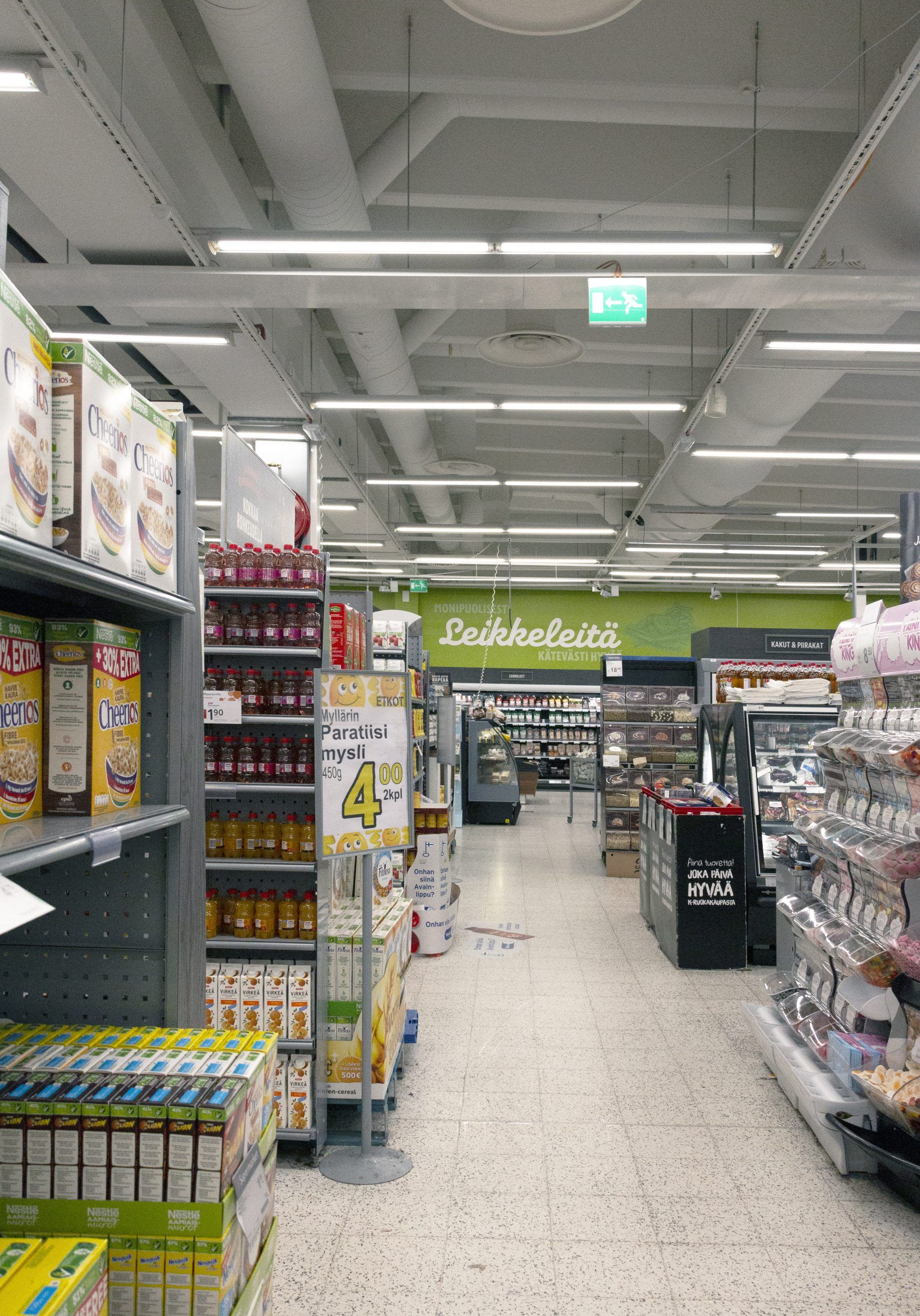 Led tubes on the ceiling of a grocery store, efficiently and evenly illuminating a large space. Ledstore.fi